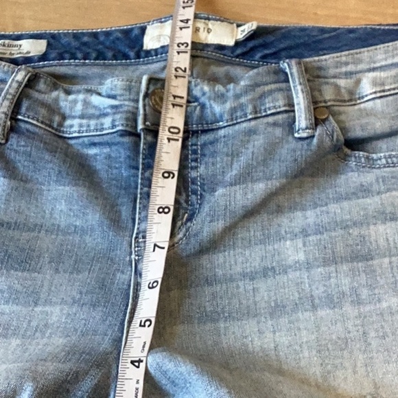 TORRID LIGHT WASH DISTRESSED PATCHED MID RISE SKINNY JEANS SZ 14 - Picture 9 of 12